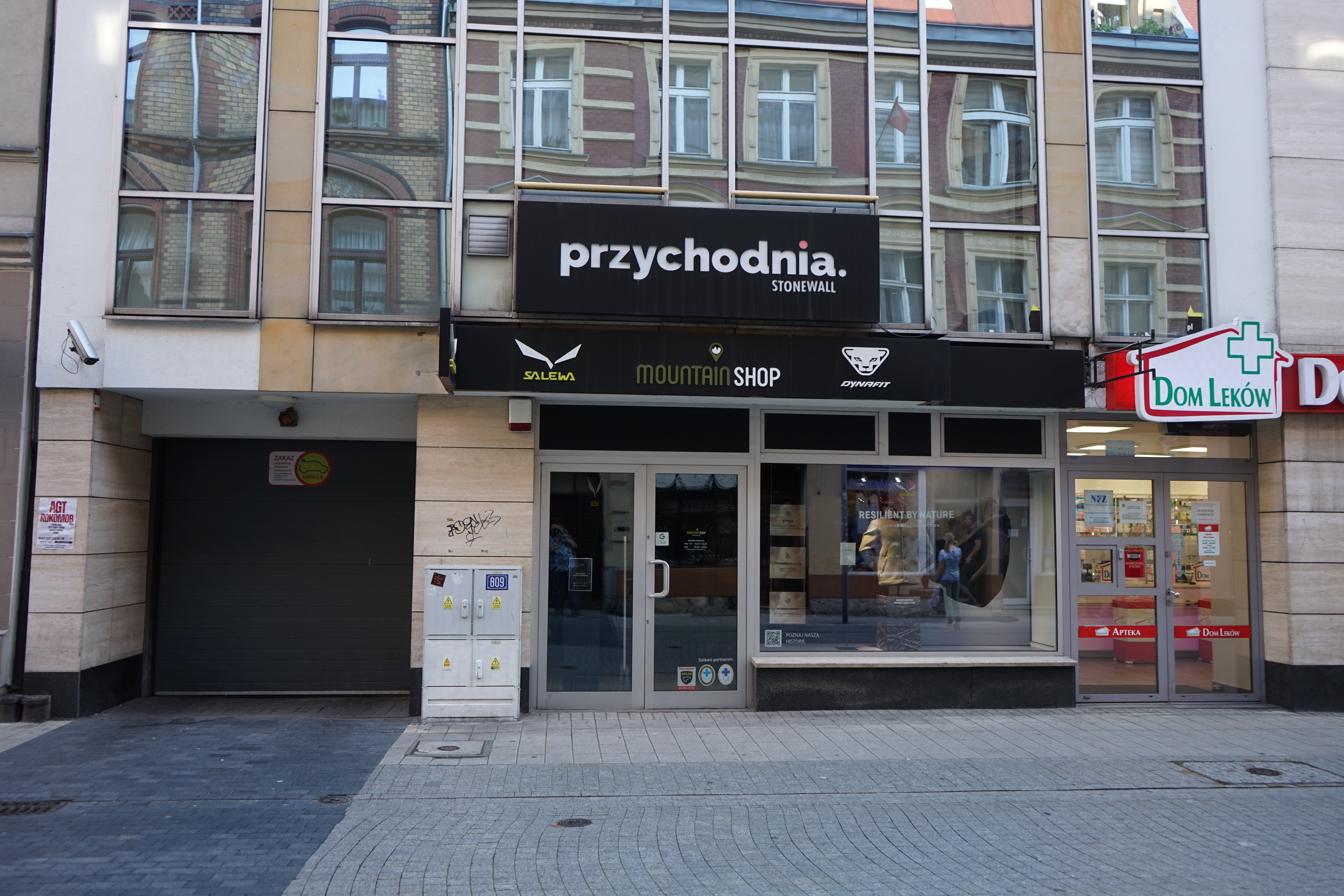 Wjazd do garażu podziemnego przy Półwiejskiej 17