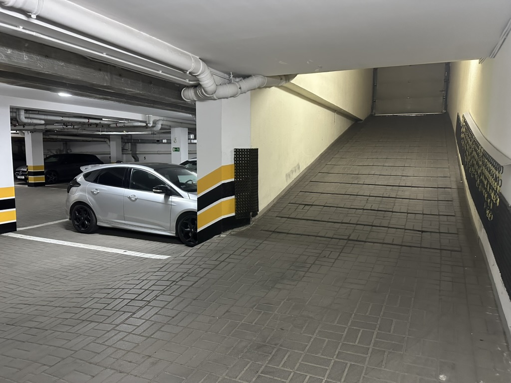 Rampa wyjazdowa z garażu podziemnego